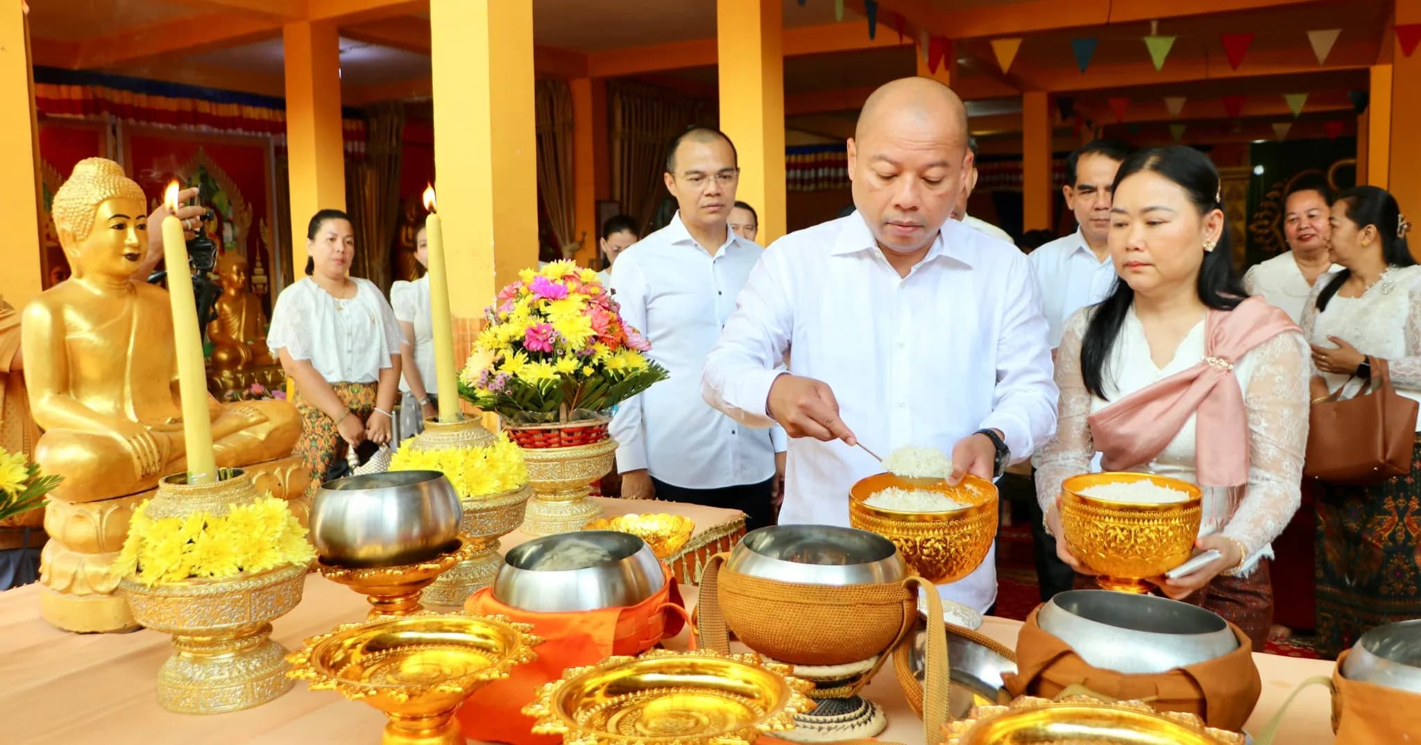 ឯកឧត្តម ប៉េង ពោធិ៍សា និងលោកជំទាវ ព្រមទាំងមន្ទីរ-អង្គភាពនានា និងមន្ត្រីរាជការសាលាខេត្តស្វាយរៀង អញ្ជើញចូលរួមកាន់បិណ្ឌ និងភ្ជុំបិណ្ឌ នៅវត្តជម្ពូព្រឹក្សាក្នុងក្រុងស្វាយរៀង