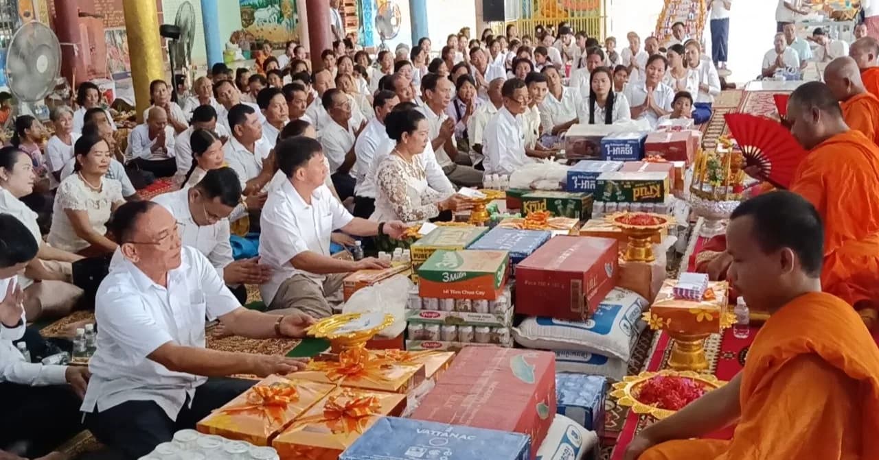 ក្រុមការងារចុះជួយ ឃុំបួរ ស្រុក ស្វាយទាប បានអញ្ជើញចូលរួមក្នុងពិធី វេនកាន់បិណ្ឌទី១២នៅវត្ត សំបួរ