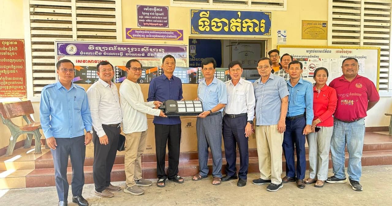 អតីតសិស្សវិទ្យាល័យព្រះសីហនុ នាំយកអំពូលសូឡា ១០០ដើម និងថវិកា ៧៥ដុល្លារ ប្រគល់ជូនវិទ្យាល័យព្រះសីហនុ