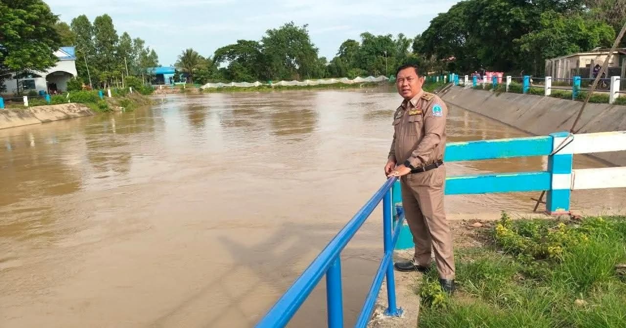 លោកអភិបាលស្រុក ចុះពិនិត្យស្ថានភាពទឹកនៅសំណង់ស្ទាក់ទឹកពោធិ៍ពីរដើម និងទីតាំងសាងសង់អគារមណ្ឌលសុខភាពឃុំហាត់ទឹក