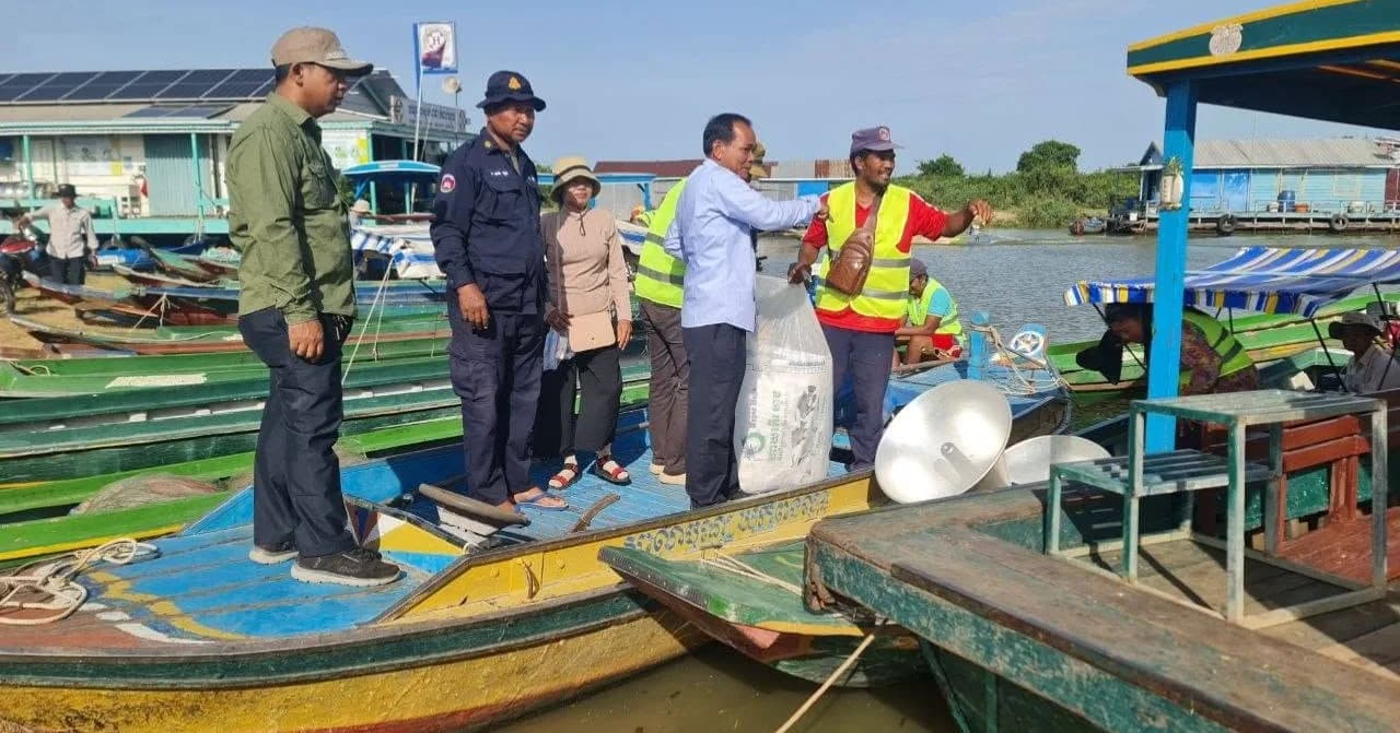 រួមគ្នាកាត់បន្ថយសំរាម ឃុំកំពង់លួង ដើម្បីបរិស្ថាន និងផ្ទៃទឹកស្អាតក្នុងស្រុកក្រគរ