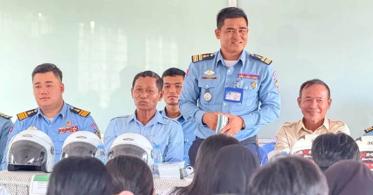 កម្លាំងនគរបាលចរាចរណ៍ខេត្តព្រះសីហនុ ចុះផ្សព្វផ្សាយគោលនយោបាយ «ភូមិ ឃុំ មានសុវត្ថិភាព» និងច្បាប់ចរាចរណ៍ផ្លូវគោក ដល់សិស្សានុសិស្សសាលាអនុវិទ្យាល័យកម្មករ