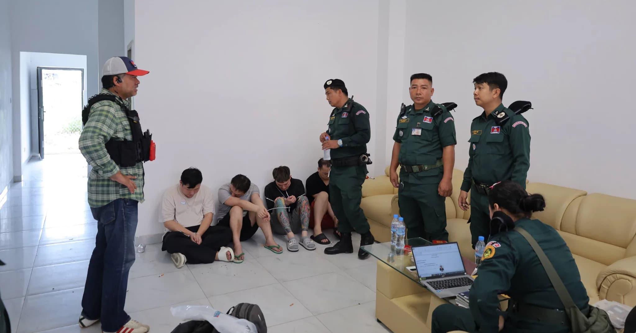 កម្លាំងចម្រុះខេត្តស្វាយរៀង ចុះធ្វើរដ្ឋបាលចំហ និងបង្ក្រាបទីតាំងសង្ស័យឆបោកតាមប្រព័ន្ធបច្ចេកវិទ្យា (Online Scams) នៅក្រុងបាវិត រកឃើញជនបរទេស និងវត្ថុតាងមួយចំនួនធំ