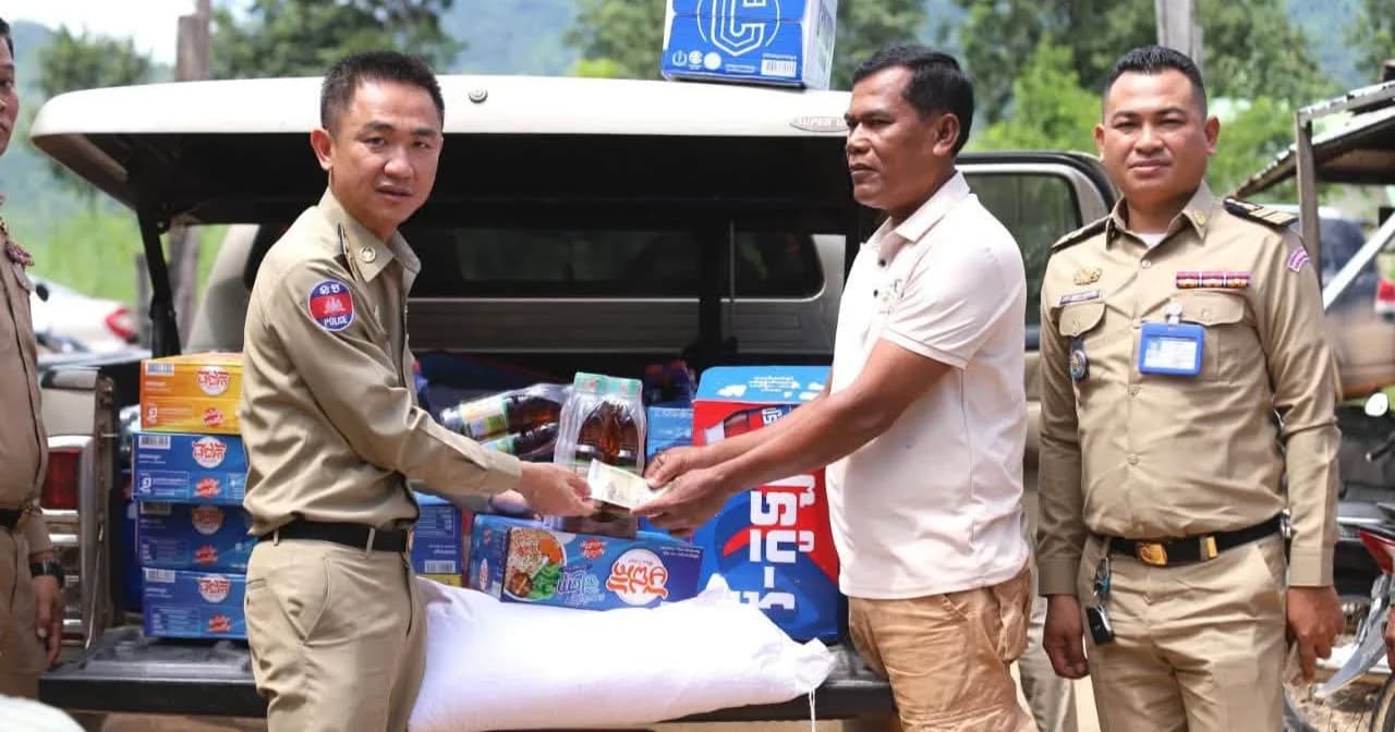 លោកឧត្តមសេនីយ៍ត្រី ឆាយ សុភ័ក្ដ្រ ដឹកនាំកម្លាំងចុះសួរសុខទុក្ខគ្រួសារសម្ព័ន្ធមេត្រីភាពអតីតយុវជន៩គ្រួសារ នៅភូមិអភិវឌ្ឍន៍ប៊ុនរ៉ានីសែនជ័យដំណាក់ត្រយឹង