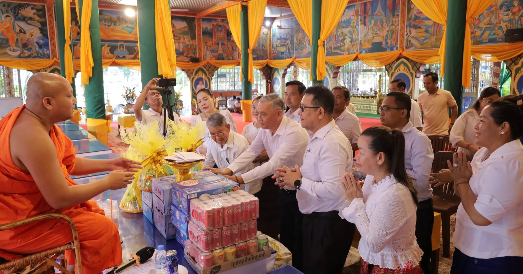 ក្រុមការងារចុះជួយសង្កាត់ព្រៃឆ្លាក់ ក្រុងស្វាយរៀង បានអញ្ជើញចូលរួមក្នុងពិធី វេនកាន់បិណ្ឌទី១០ នៅវត្តព្រៃឆ្លាក់