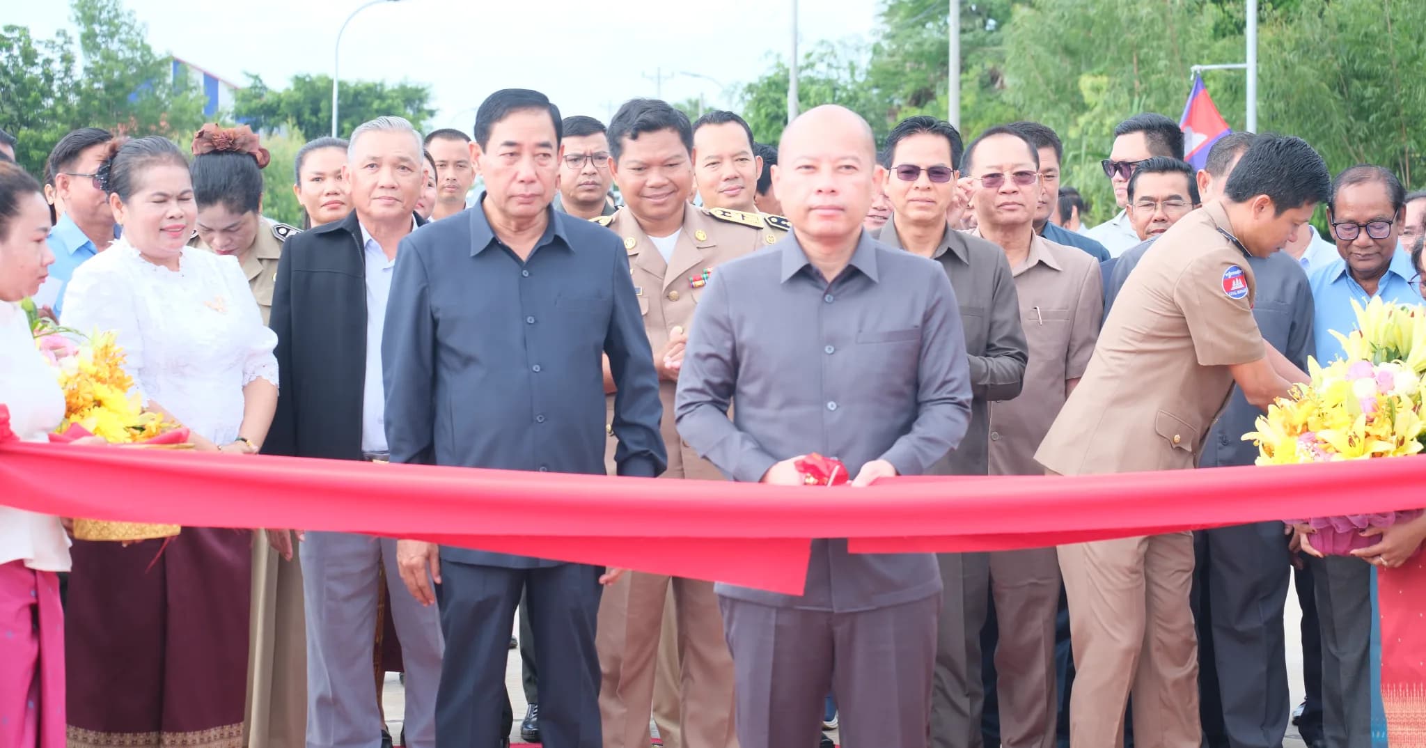 ពិធីសម្ពោធដាក់ឲ្យប្រើប្រាស់ផ្លូវបេតុង ៣ខ្សែ ប្រវែង ៤,៤២៧ម៉ែត្រ ស្ថិតនៅសង្កាត់ចែក ក្រុងស្វាយរៀង