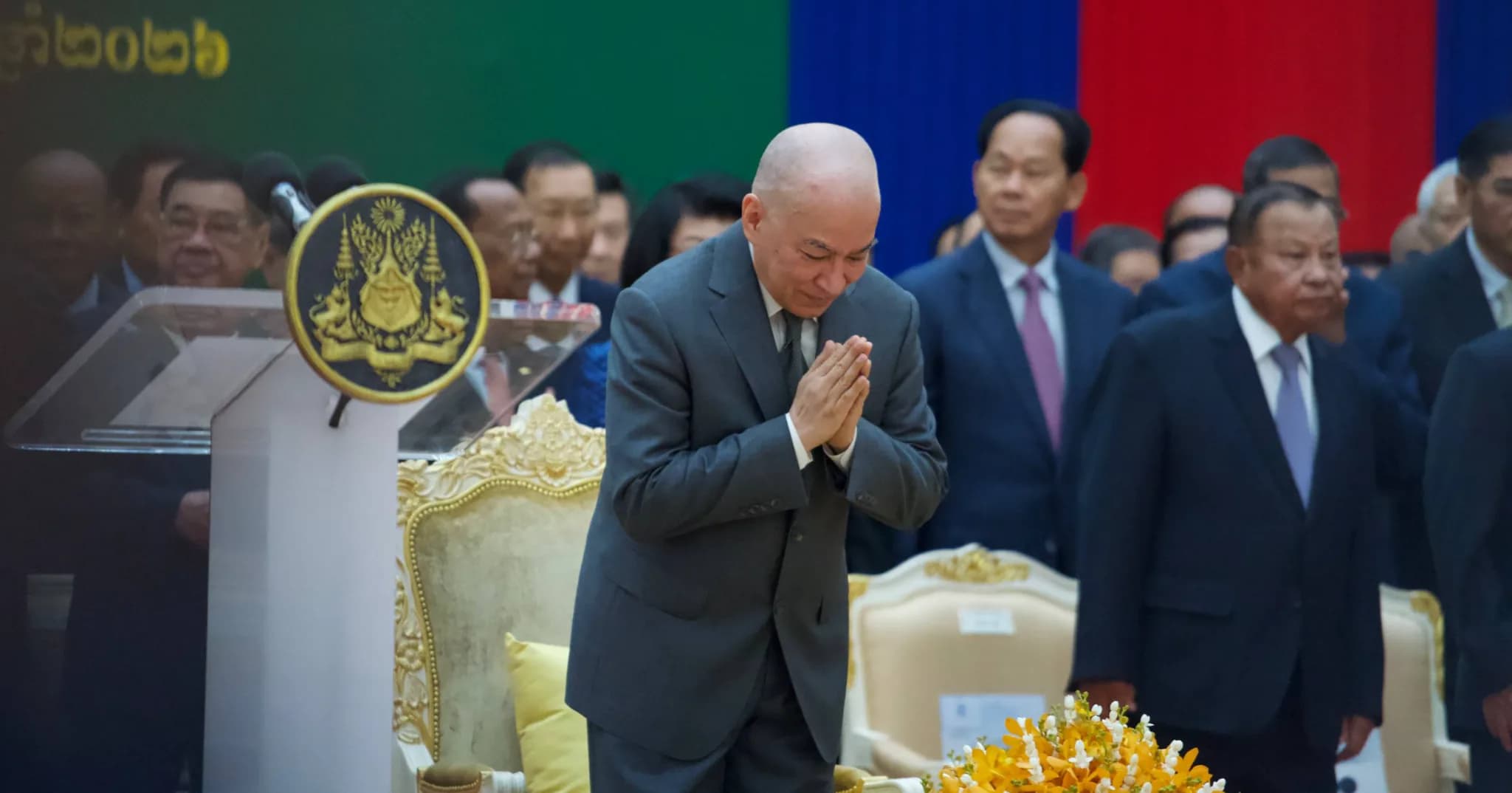 ព្រះមហារាជ ទ្រង់ធ្វើសេចក្តីគោរពយ៉ាងខ្ពង់ខ្ពស់ដល់វីរកងកម្លាំង ដែលរួមគ្នាតស៊ូប្រយុទ្ធការពារទឹកដីពីការឈ្លានពានរបស់បច្ចាមិត្ត