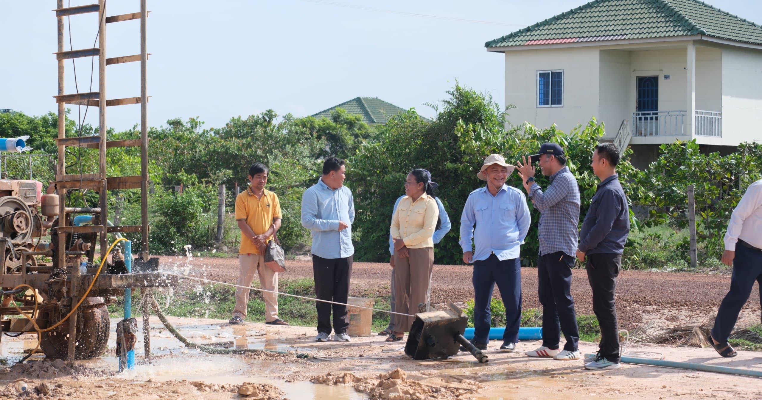 លោក ម៉ែន អេង ចុះពិនិត្យការបុកអណ្តូងទឹកជូនអតីតយុទ្ធជន ផ្ទះ៤០០ខ្នង នៅស្រុករមាសហែក