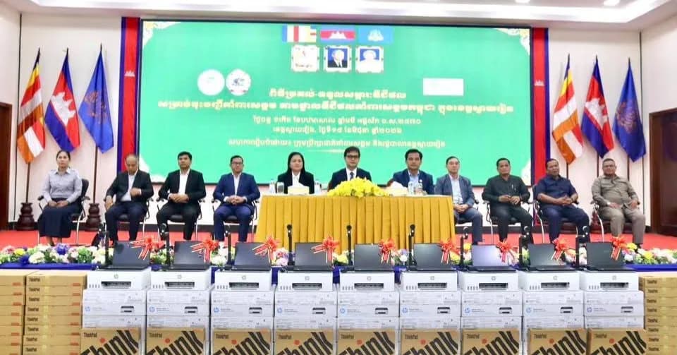 ពិធីប្រគល់និងទទួលសម្ភារៈឌីជីថលសម្រាប់ចុះបញ្ជីគាំពារសង្គមតាមថ្នាលឌីជីថលគាំពារសង្គមកម្ពុជាក្នុងខេត្តស្វាយរៀង