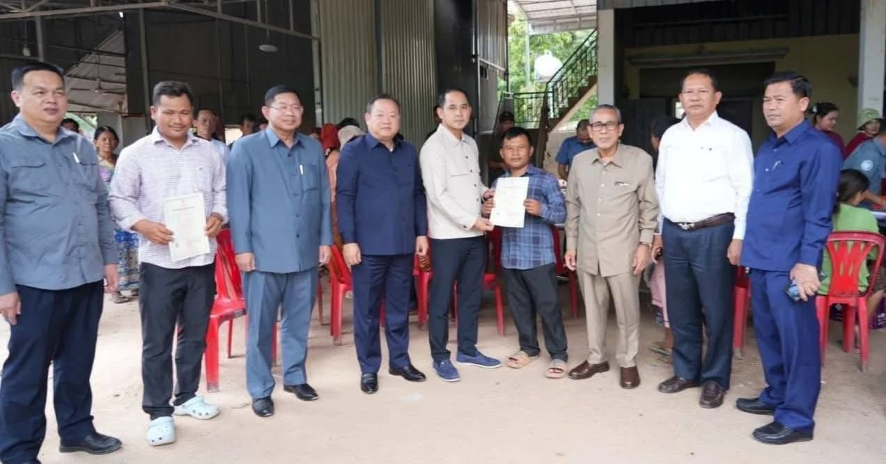 មន្ទីររៀបចំដែនដី នគរូបនីយកម្ម សំណង់ និងសុរិយោដីខេត្តស្វាយរៀងចែកប័ណ្ណកម្មសិទ្ធជូនបងប្អូនប្រជាពលរដ្ឋ...