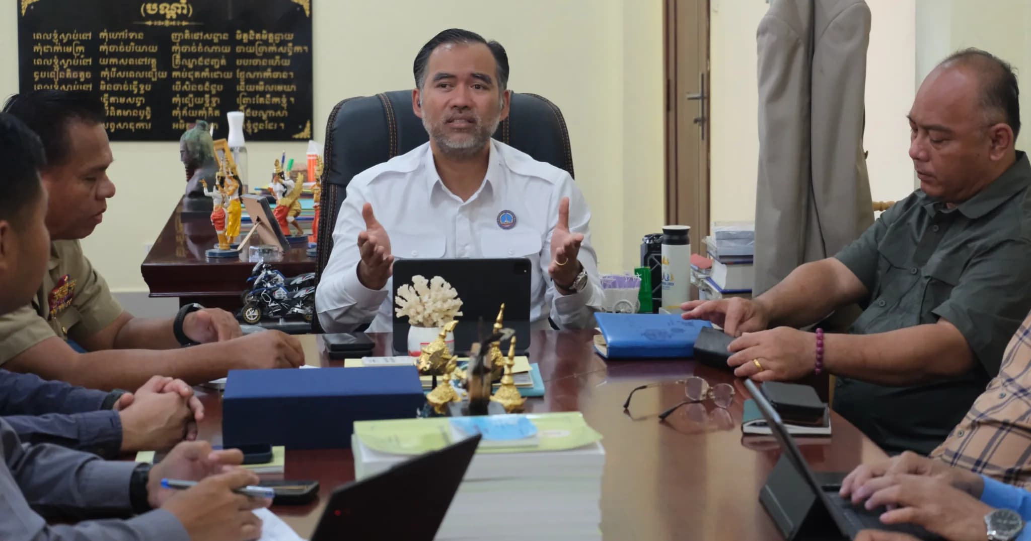 ថ្នាក់ដឹកនាំខេត្តស្វាយរៀង និងសមាគមអតីតយុទ្ធជនកម្ពុជា ចុះពិនិត្យ និងពិភាក្សាលើការកសាងហេដ្ឋារចនាសម្ព័ន្ធផ្លូវថ្នល់ ជូនតំបន់ផ្ទះអតីតយុទ្ធជន ក្នុងស្រុកកំពង់រោទិ៍ និងស្រុករមាសហែក