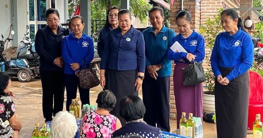 លោកជំទាវ ជ័យ ណារី អ៊ុំ រាត្រី ចុះសំណេះសំណាល និងចែកអំណោយមនុស្សធម៌ជូនពលរដ្ឋខ្វះខាត និងចាស់ជរា ២០គ្រួសារ នៅស្រុកមង្គលបូរី