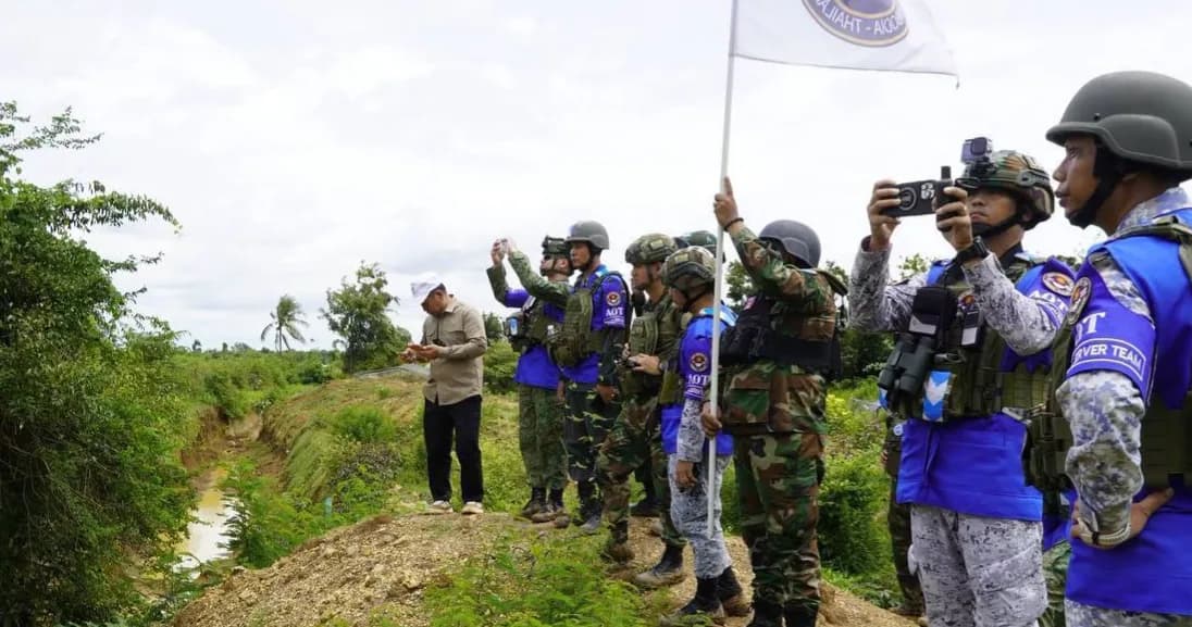 កម្ពុជាសម្របសម្រួលក្រុមសង្កេតការណ៍អាស៊ានចុះពិនិត្យការដាក់ពង្រាយកុងតឺន័រយោធាថៃ រំលោភព្រំដែន រារាំងពលរដ្ឋជាង ១.៤០០នាក់មិនឱ្យចូលផ្ទះ