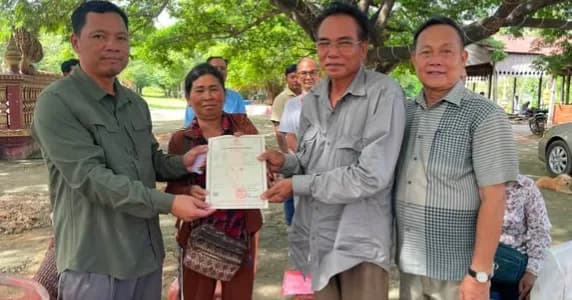 អភិបាលស្រុកព្រះនេត្រព្រះ ចែកវិញ្ញាបនបត្រសម្គាល់ម្ចាស់អចលនវត្ថុ ជូនប្រជាពលរដ្ឋ ៤ភូមិ