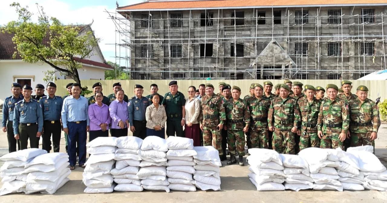 លោកជំទាវ ដួង វណ្ណា ជួបសំណេះសំណាល ថ្លែងអំណរគុណ និងនាំយកអំណោយឧបត្ថម្ភដល់កងកម្លាំងទាំង៣ប្រភេទ នៅស្រុកស្វាយជ្រំ