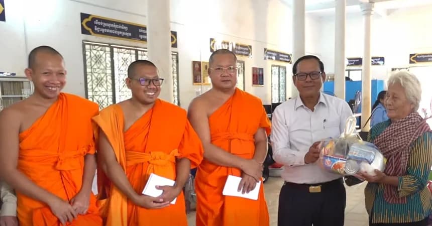 លោក យី វណ្ណៈ អភិបាលស្រុក កោះសូទិន អញ្ជើញចែកអំណោយ ប្រជាពលរដ្ឋមានជីវភាពខ្វះខាត មកពីឃុំ មហាលាភ និងឃុំល្វេ ចំនួន ១១០គ្រួសារ នៅវត្តដំណាក់ព្រីង