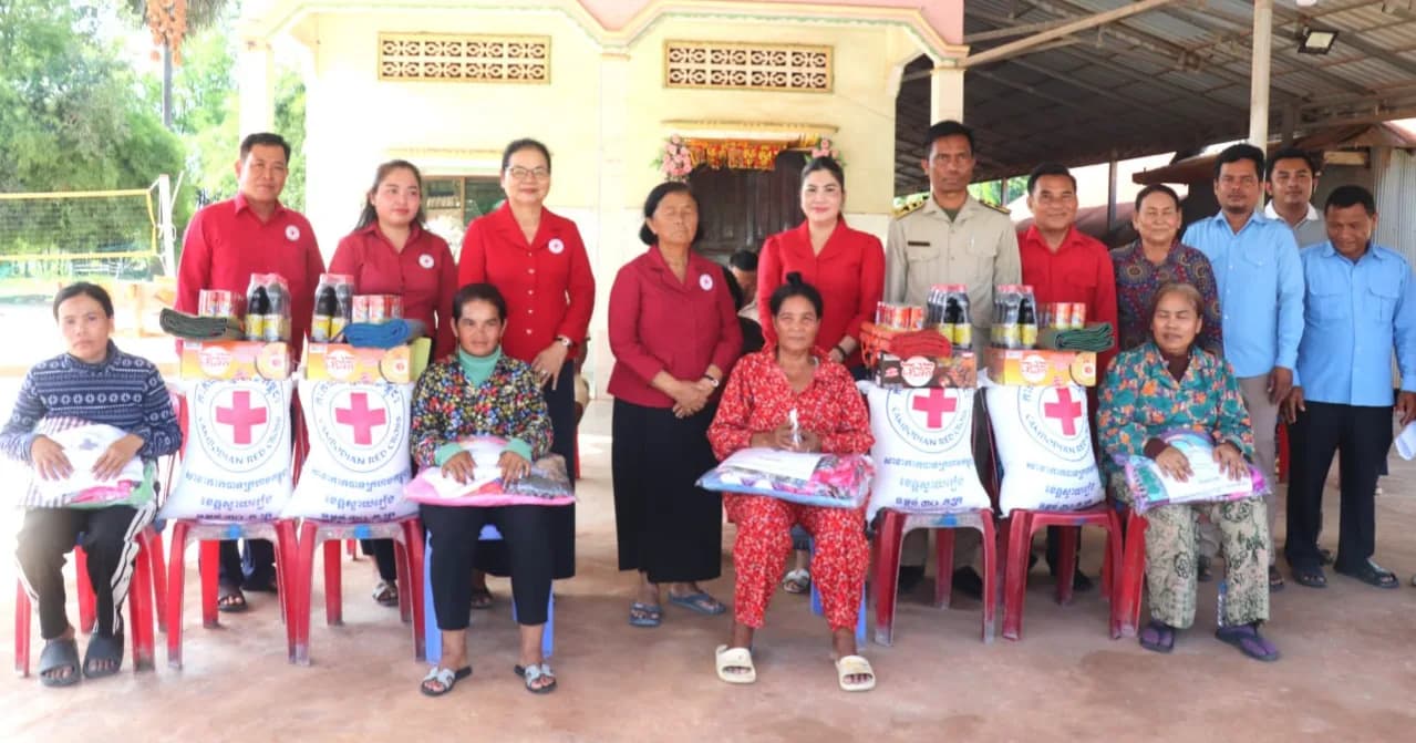 លោកជំទាវ ដួង វណ្ណា ចុះសួរសុខទុក្ខ និងនាំយកអំណោយមនុស្សធម៌ចែកជូនគ្រួសាររងគ្រោះដោយសារខ្យល់កន្ត្រាក់ ១៩ គ្រួសារ ក្នុងស្រុកចន្ទ្រា និងក្រុងបាវិត
