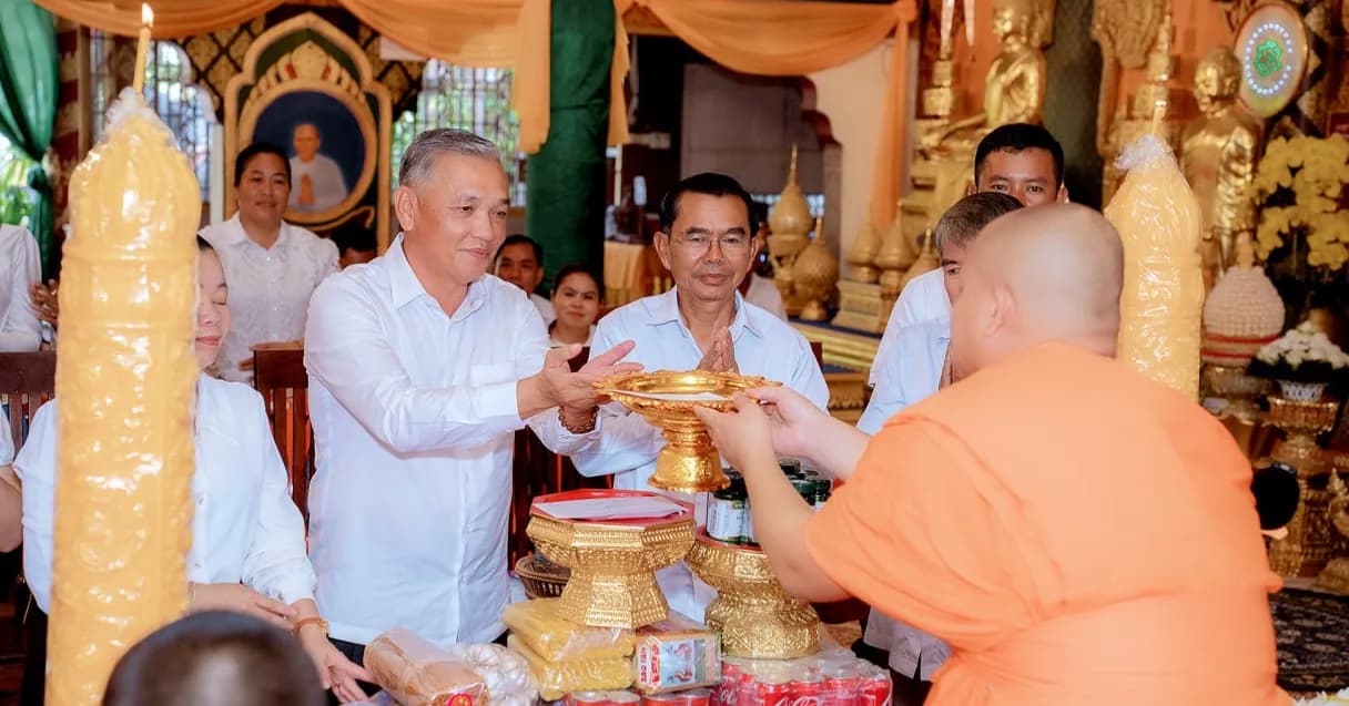 ពិធីប្រគេនទៀនព្រះវស្សា ទេយ្យទាន និងបច្ច័យ ជូនដល់ព្រះសង្ឃដែលគង់ចាំព្រះវស្សា នៅវត្តព្រៃឆ្លាក់ សង្កាត់ព្រៃឆ្លាក់ ក្រុងស្វាយរៀង