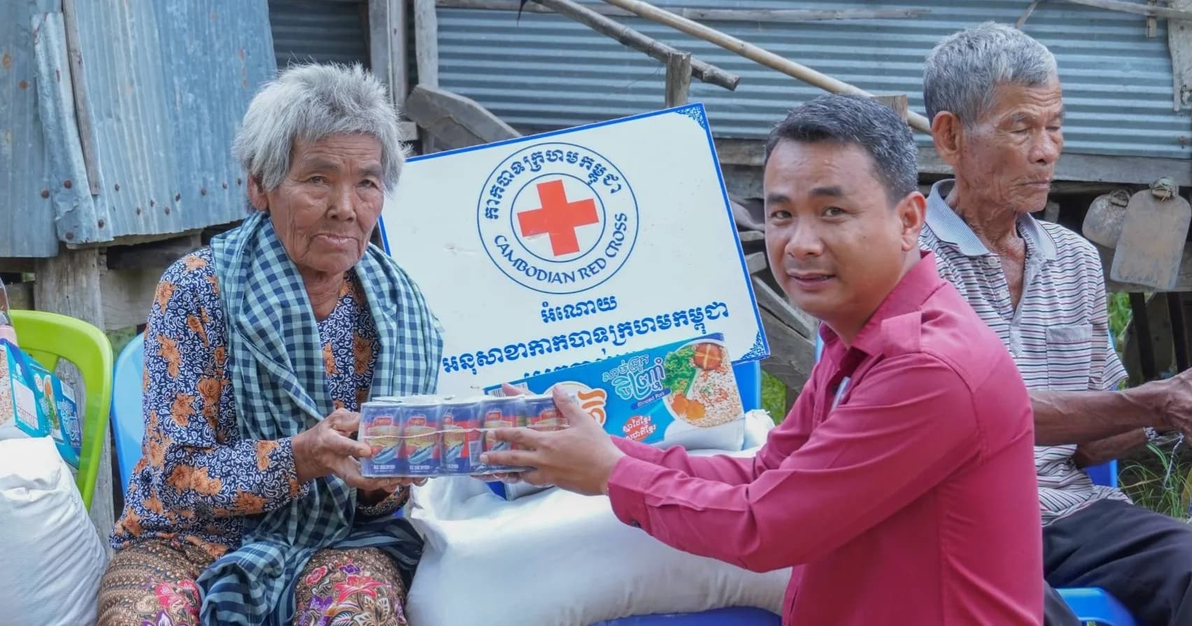 គ្រួសារងាយរងគ្រោះបំផុត ចំនួន៥គ្រួសារ មកពីភូមិចំនួនពីរ ក្នុងឃុំហប់ ទទួលបានអំណោយមនុស្សធម៌ ពីអនុសាខាកាកបាទក្រហមកម្ពុជាស្រុកគាស់ក្រឡ