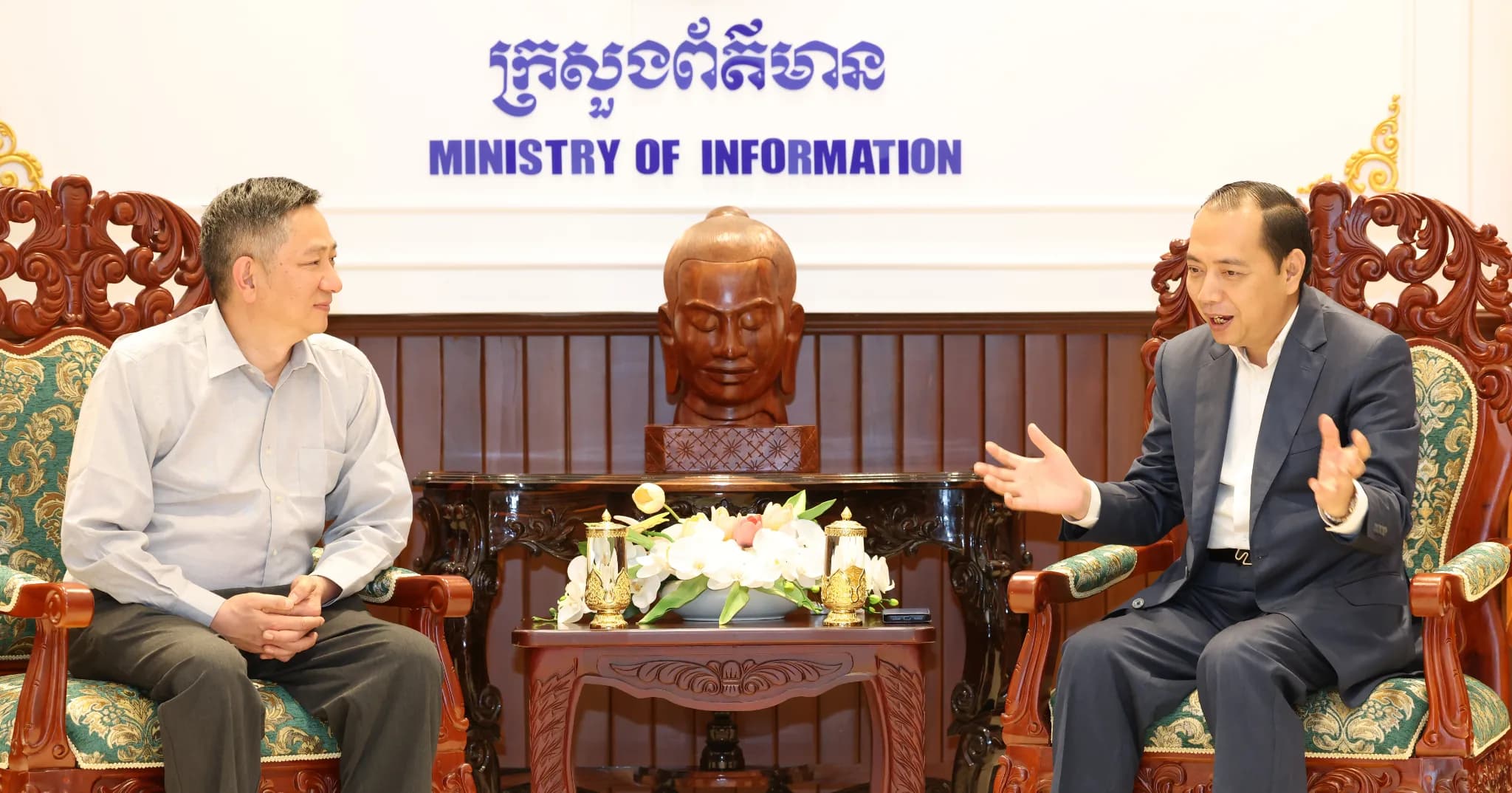 ឯកឧត្តម នេត្រ ភក្ត្រា រដ្ឋមន្រ្តីក្រសួងព័ត៌មាន អនុញ្ញាតឱ្យលោក HUANG JIANG អគ្គនាយកក្រុមហ៊ុន CDTV ចូលជួបសម្ដែងការគួរសម និងពិភាក្សាការងារ នៅទីស្តីការក្រសួង