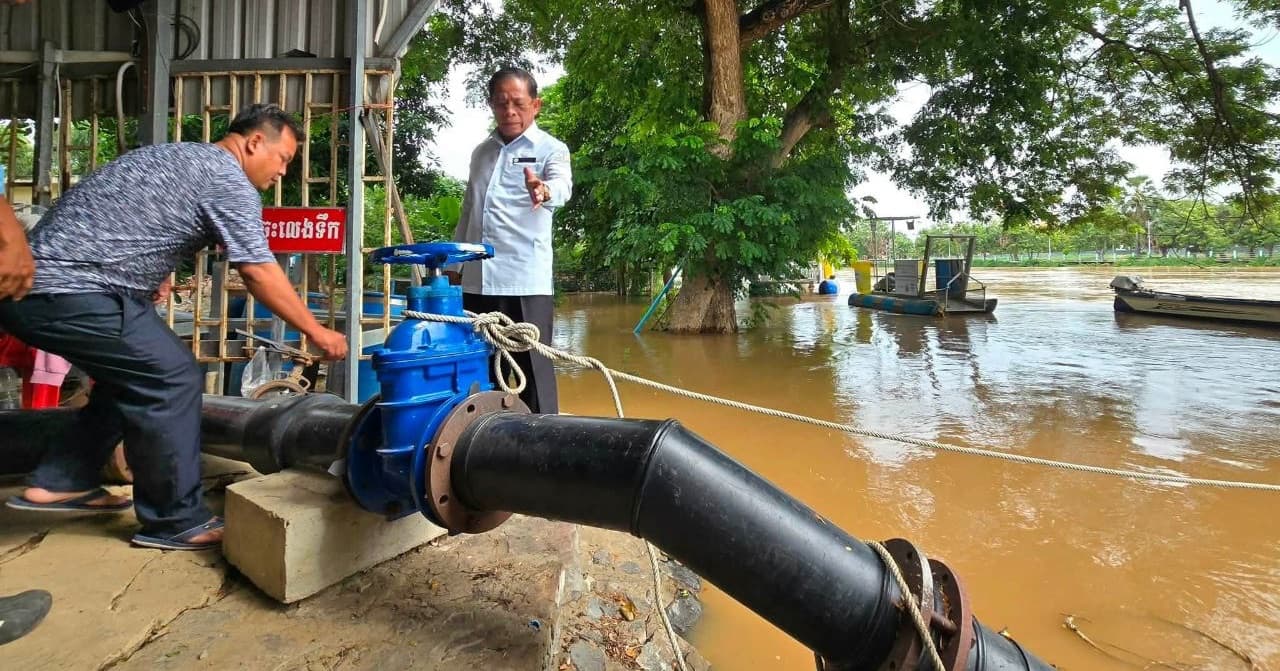 ក្រុមការងារផលិតកម្មរដ្ឋាករទឹកបាត់ដំបង បានរៀបចំកែសម្រួល និងដំឡើងដំណើរការបូមទឹក ឱ្យសមស្របទៅតាមការប្រែប្រួលនៃកម្រិតទឹកស្ទឹងសង្កែ កំពុងហក់ឡើង