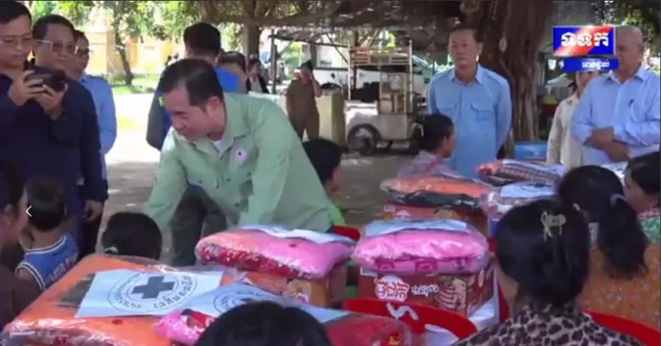 ឯកឧត្តម អ៊ុន ចាន់ដា នាំអំណោយមនុស្សធម៌របស់សម្តេចកិត្តិព្រឹទ្ធបណ្ឌិត ប្រធានកាកបាទក្រហមកម្ពុជា ផ្តល់ជូនពលរដ្ឋរងគ្រោះដោយទឹកជំនន់ជម្លៀសមកទួលសុវត្ថិភាពសរុប ១៥៨ គ្រួសារ នៅ ៣ ទ៏តាំងក្នុង ស្រុកកំពង់សៀម និងស្រុក ស្ទឹងត្រង់