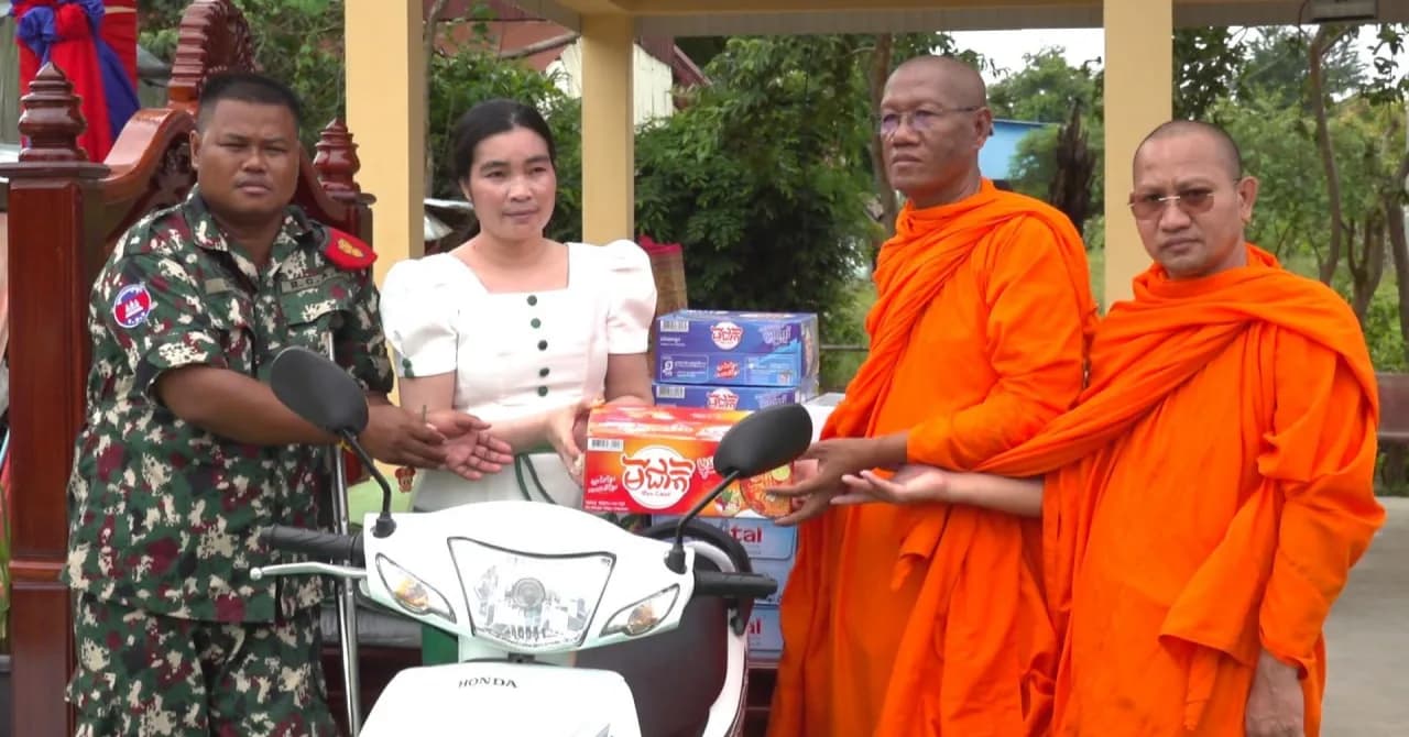 អំណោយដ៍ថ្លៃថ្លារបស់ សម្តេច តេជោ និង សម្តេចកិត្តិព្រឹទ្ធបណ្ឌិត ត្រូវបានក្រុមការងារ យុវជន តេជោ សប្បុរស និងសាលាអនុគណស្រុកព្រៃឈរ ប្រគល់ជូនវីរៈកងទ័ព នៅភូមិ ប្រាសាទ ឃុំតុងរ៉ុង ស្រុកព្រៃឈរ ខេត្តកំពង់ចាម