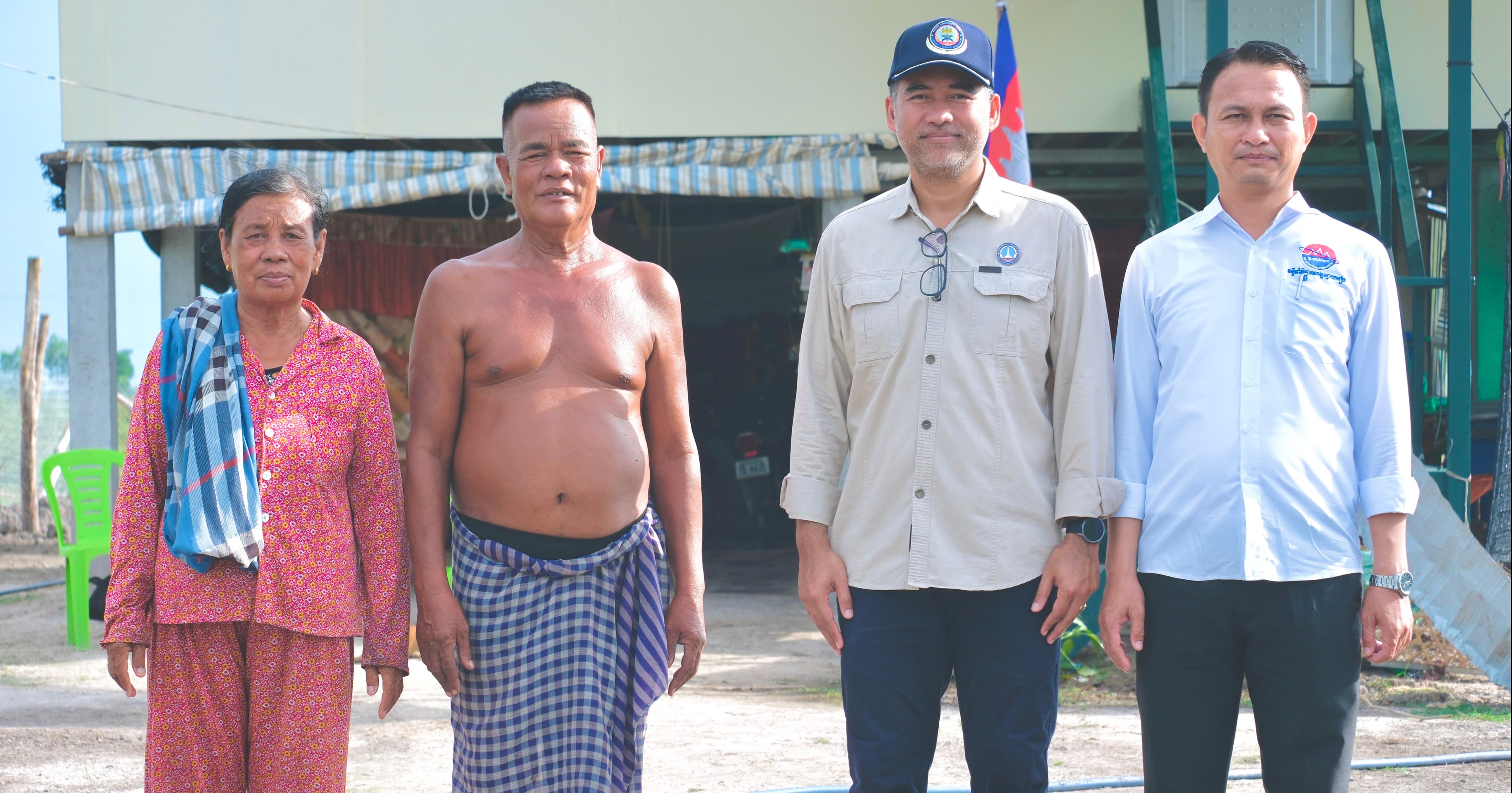 លោក ម៉ែន អេង អភិបាលរងខេត្តស្វាយរៀង ចុះសួរសុខទុក្ខ និងពិនិត្យវឌ្ឍនភាពជីវភាពរស់នៅរបស់បងប្អូនយុទ្ធមិត្ត ១៩៧៨ នៅស្រុកកំពង់រោទិ៍