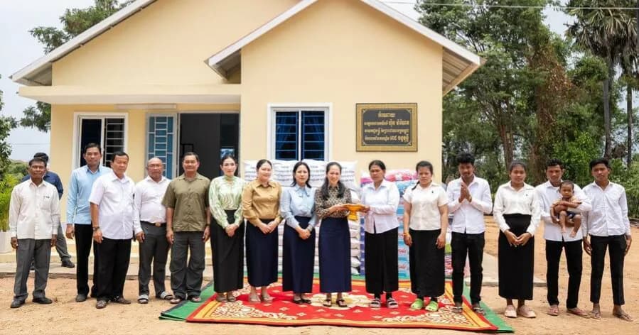 លោកជំទាវបណ្ឌិត ពេជ ចន្ទមុន្នី ហ៊ុនម៉ាណែត អញ្ជើញប្រគល់ផ្ទះថ្មី ចំនួន៦ខ្នង ដែលជាអំណោយដ៏ថ្លៃថ្លារបស់ សម្តេចធិបតី និងលោកជំទាវបណ្ឌិតផ្ទាល់ ជូនដល់ក្រុមគ្រួសាររបស់វីរកងទ័ពពលី រស់នៅក្នុងខេត្តកំពង់ស្ពឺ