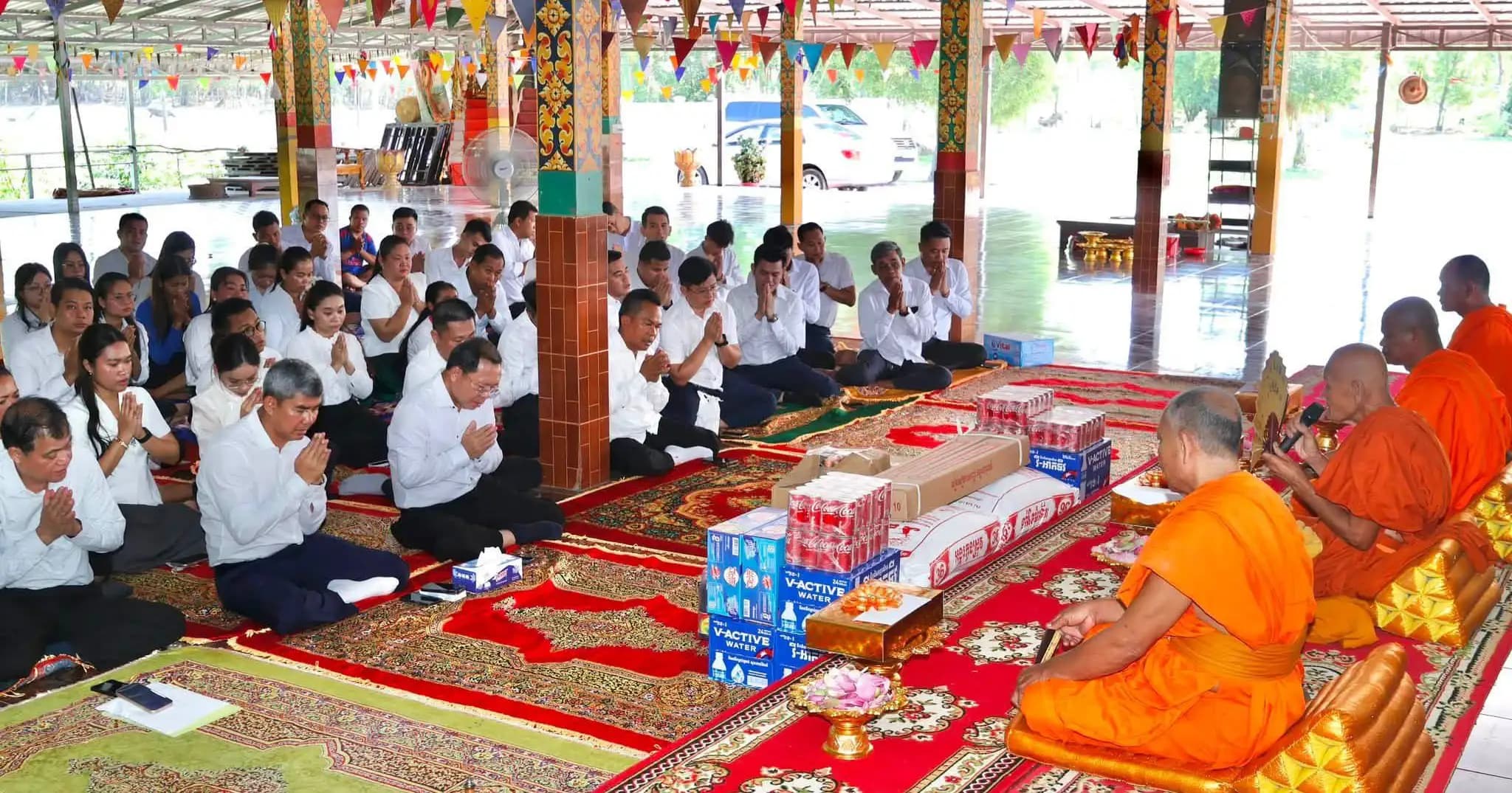 មន្ត្រីរាជការសាលាដំបូង និងអយ្យការអមសាលាដំបូងខេត្ត ស្វាយរៀង បានទៅប្រគេនទៀនព្រះវស្សានៅវត្តសេរីសោភា ស្ថិតនៅភូមិបាសាក់ ឃុំបាសាក់ ស្រុកស្វាយជ្រំ ខេត្តស្វាយរៀង