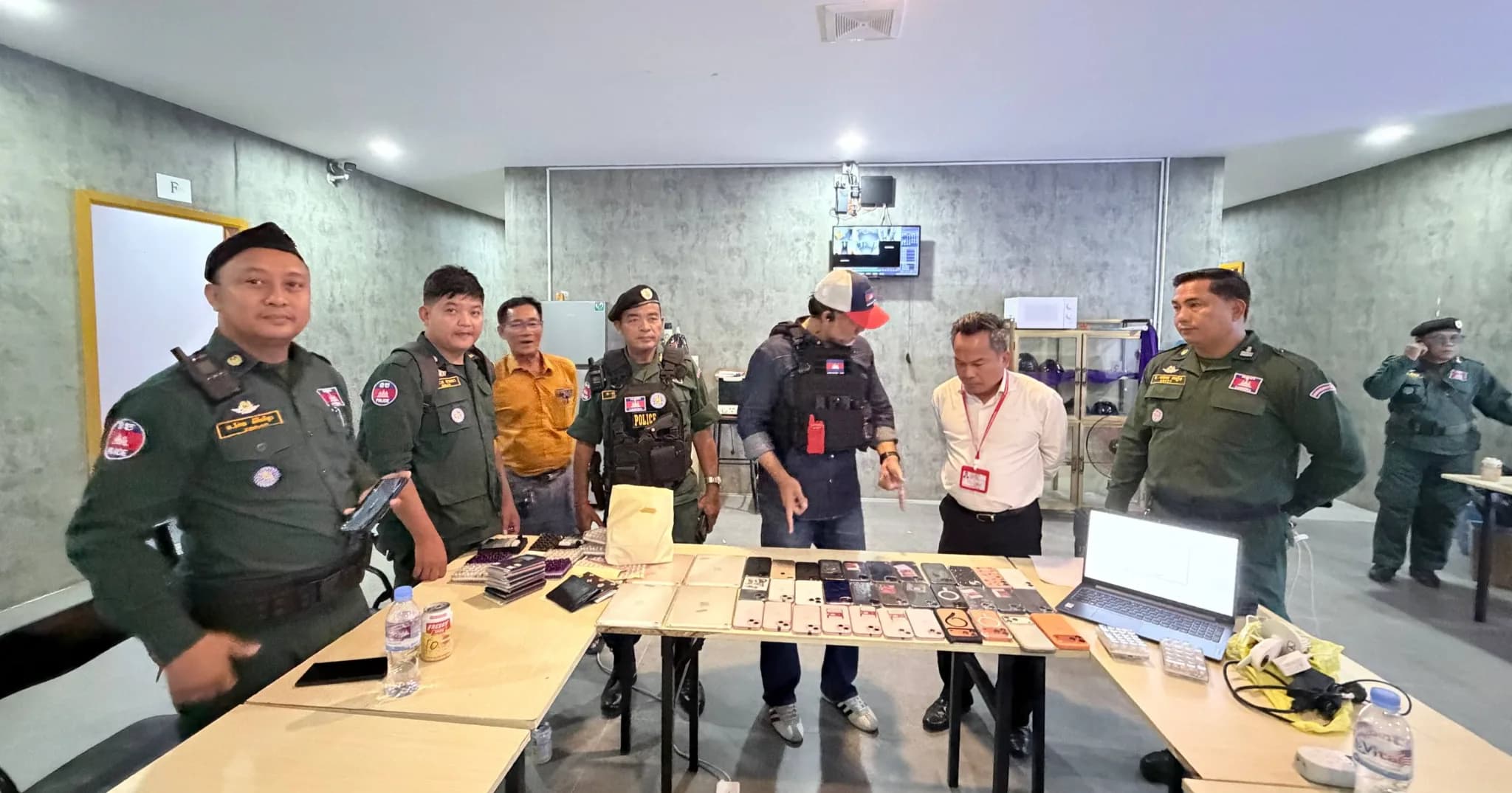 អាជ្ញាធរខេត្តស្វាយរៀង ចុះត្រួតពិនិត្យរដ្ឋបាលចំហ និងសង្ស័យបទល្មើសឆបោកតាមប្រព័ន្ធអនឡាញ (Online Scams) ឃាត់ខ្លួនជនសង្ស័យ ០៤នាក់ និងដកហូតសម្ភារៈពាក់ព័ន្ធជាច្រើន