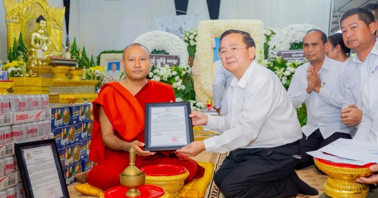 ឯកឧត្តម សុខ លូ អញ្ចើញចូលរួមគោរពវិញ្ញាណក្ខន្ធសព មហាឧបាសកពុទ្ធសាសនូបត្ថម្ភក៏ មិន មួន ដែលត្រូវជាជីតាបង្កើតរបស់ព្រះបញ្ញាមុនីញាណ ហាក់ សៀងហៃ