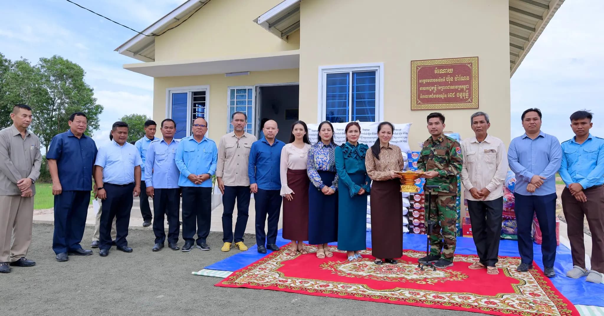 លោកជំទាវបណ្ឌិត ពេជ្រ ចន្ទមុន្នី អញ្ជើញប្រគល់ផ្ទះថ្មីចំនួន ២ខ្នង ជាអំណោយដ៏ថ្លៃថ្លារបស់សម្ដេចធិបតី ជូនគ្រួសារវីរកងទ័ពនៅខេត្តស្វាយរៀង