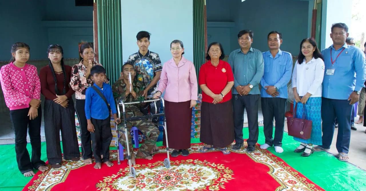 សម្ដេចម៉ែន សំអន អញ្ជើញប្រគល់ផ្ទះថ្មមួយខ្នងជូនដល់វីរកងទ័ពឈ្មោះ សំ សារ៉ុង និងគ្រួសារ នៅភូមិស្វាយទន្ទឹម ឃុំត្រពាំងស្តៅ ស្រុករមាសហែក ខេត្តស្វាយរៀង