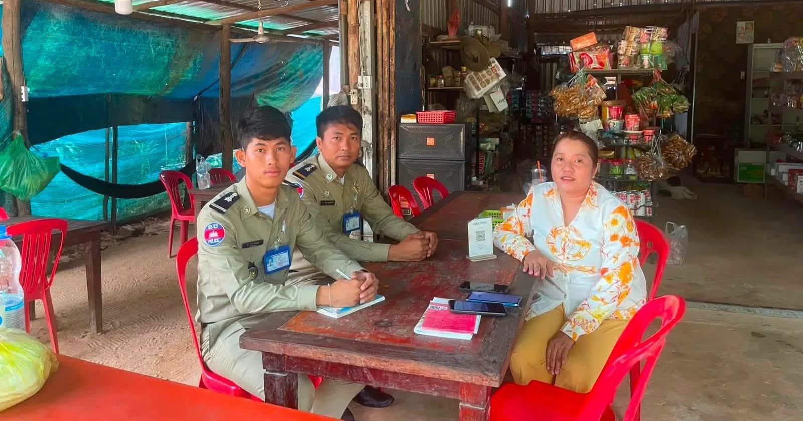 កម្លាំងនគរបាលសង្កាត់កោះរ៉ុងសន្លឹម ចុះជួបសំណេះសំណាលជាមួយប្រជាពលរដ្ឋ និងផ្សព្វផ្សាយលេខទូរស័ព្ទបន្ទាន់ ដើម្បីបង្កើនប្រសិទ្ធភាពសន្តិសុខមូលដ្ឋាន