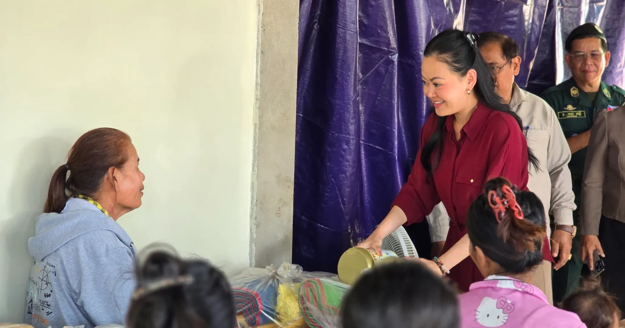 ឯកឧត្តម គីម រិទ្ធី និងលោកជំទាវ នាំយកអំណោយសម្តេចតេជោ និងសម្តេចកិត្តិព្រឹទ្ធបណ្ឌិត ចែកជូនពលរដ្ឋភៀសសឹកនៅ ស្រុកគូលែន!