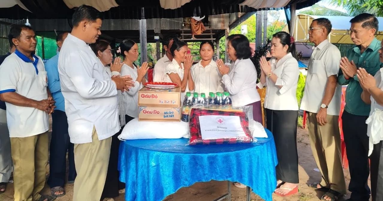 ក្រុមការងារគណបក្សចុះជួយសង្កាត់ព្រះបាទ អញ្ជើញចូលរួមរំលែកទុក្ខយ៉ាងក្រៀមក្រំជាមួយគ្រួសារសព លោក ថាន់ ទុយ