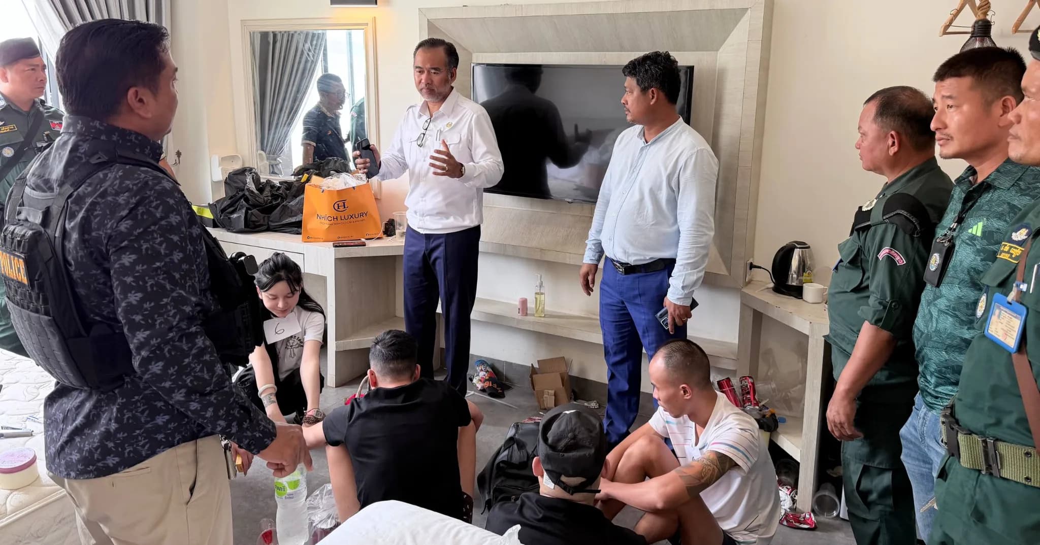 អាជ្ញាធរខេត្តស្វាយរៀង ចុះត្រួតពិនិត្យសណ្ឋាគារ ណូបែល រកឃើញជនបរទេសស្នាក់នៅ និងដកហូតអាវុធខ្លី ព្រមទាំងសម្ភារអេឡិចត្រូនិកមួយចំនួន