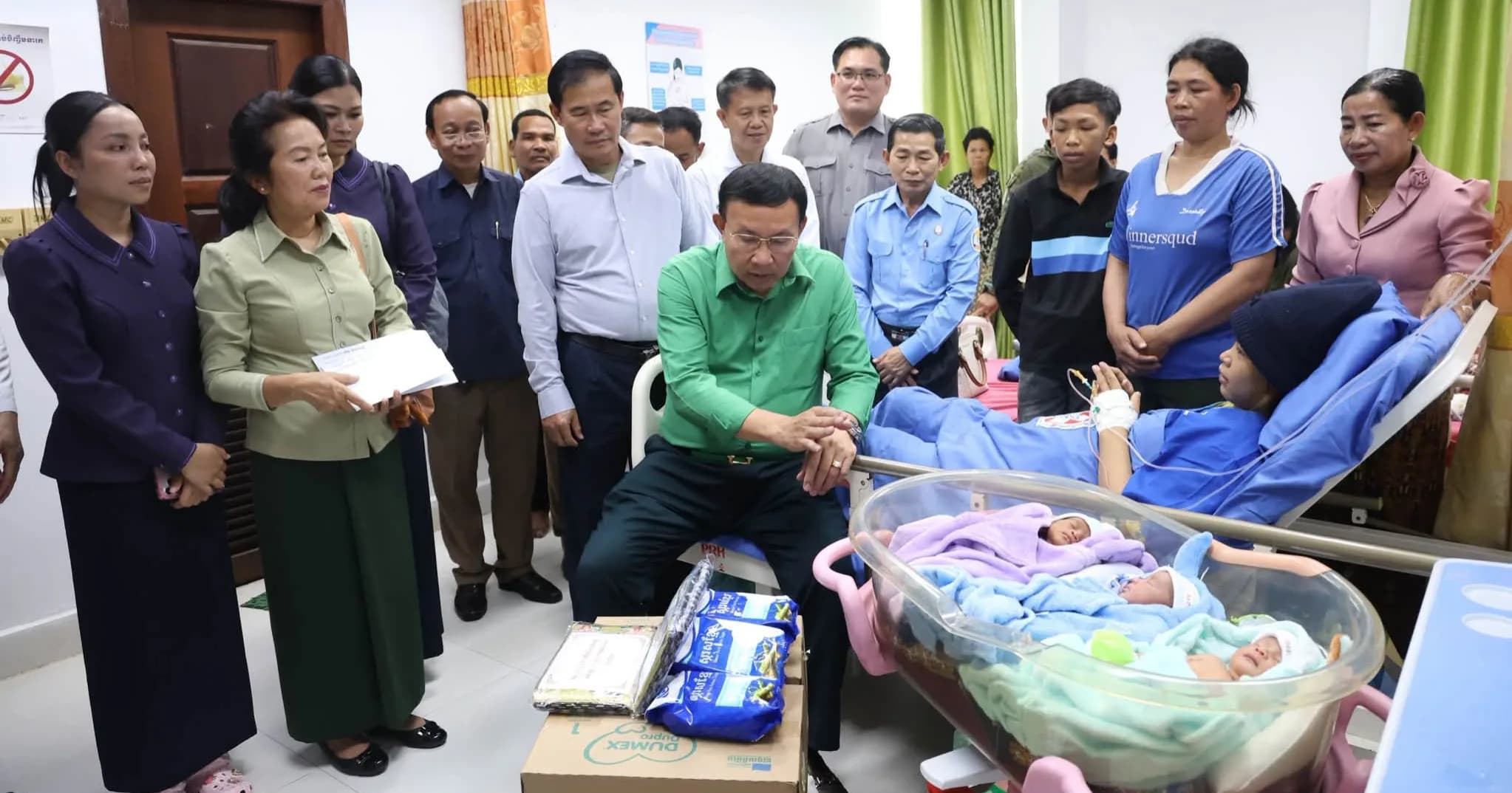 ឯកឧត្តម សេង ទៀង នាំយកអំណោយ និងថវិកាដ៏ថ្លៃថ្លារបស់ថ្នាក់ដឹកនាំជាន់ខ្ពស់ ជូនម្តាយដែលសម្រាលបានកូនភ្លោះប្រុស ៣នាក់ នៅខេត្តពោធិ៍សាត់