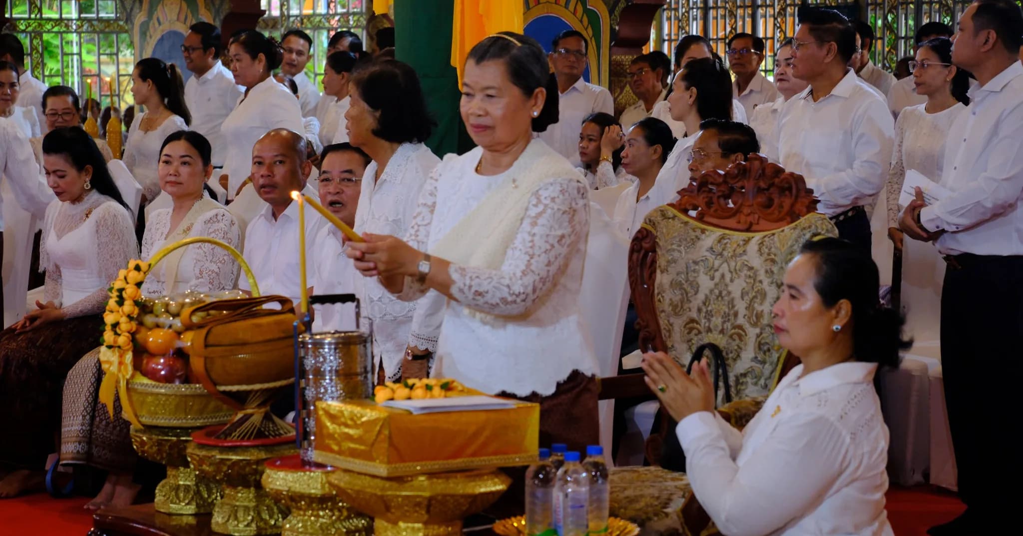 សម្តេច ម៉ែន សំអន អញ្ជើញប្រគេនទៀនព្រះវស្សា និងទេយ្យវត្ថុដល់ព្រះសង្ឃចំនួន ១៩វត្ត នៅខេត្តស្វាយរៀង