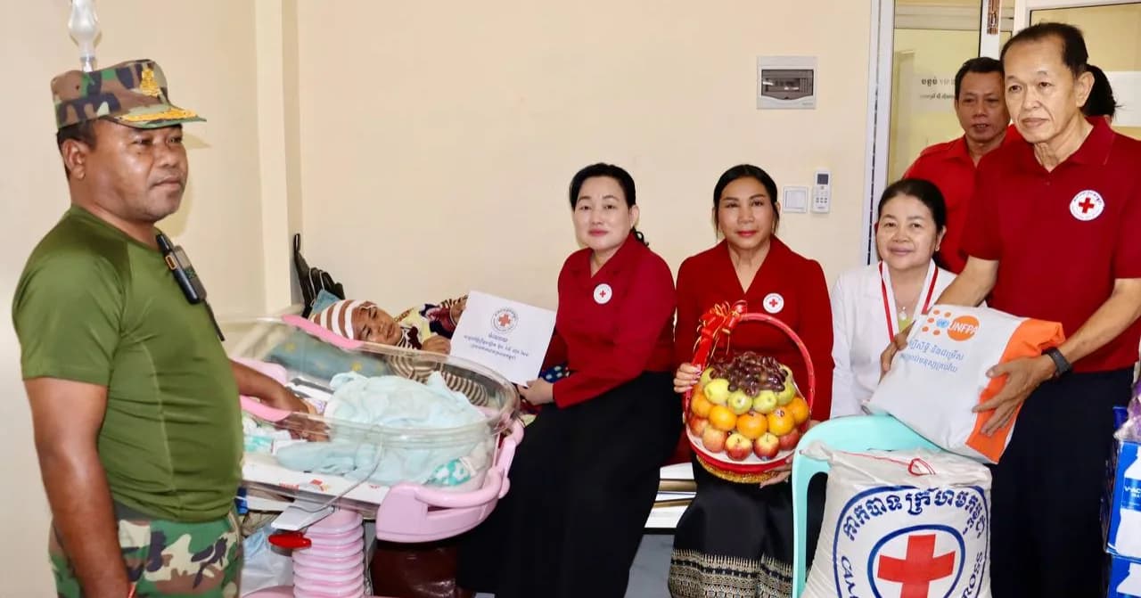 ក្រុមការងារឥស្សរជនឆ្នើមថ្នាក់ជាតិរបស់សាខាកាកបាទក្រហមកម្ពុជា ខេត្តកំពង់ចាម ចុះសួរសុខទុក្ខ ភរិយាវីរ:យោធិនជួរមុខ សម្រាល កូន នៅមន្ទីរពេទ្យបង្អែកខេត្តកំពង់ចាម
