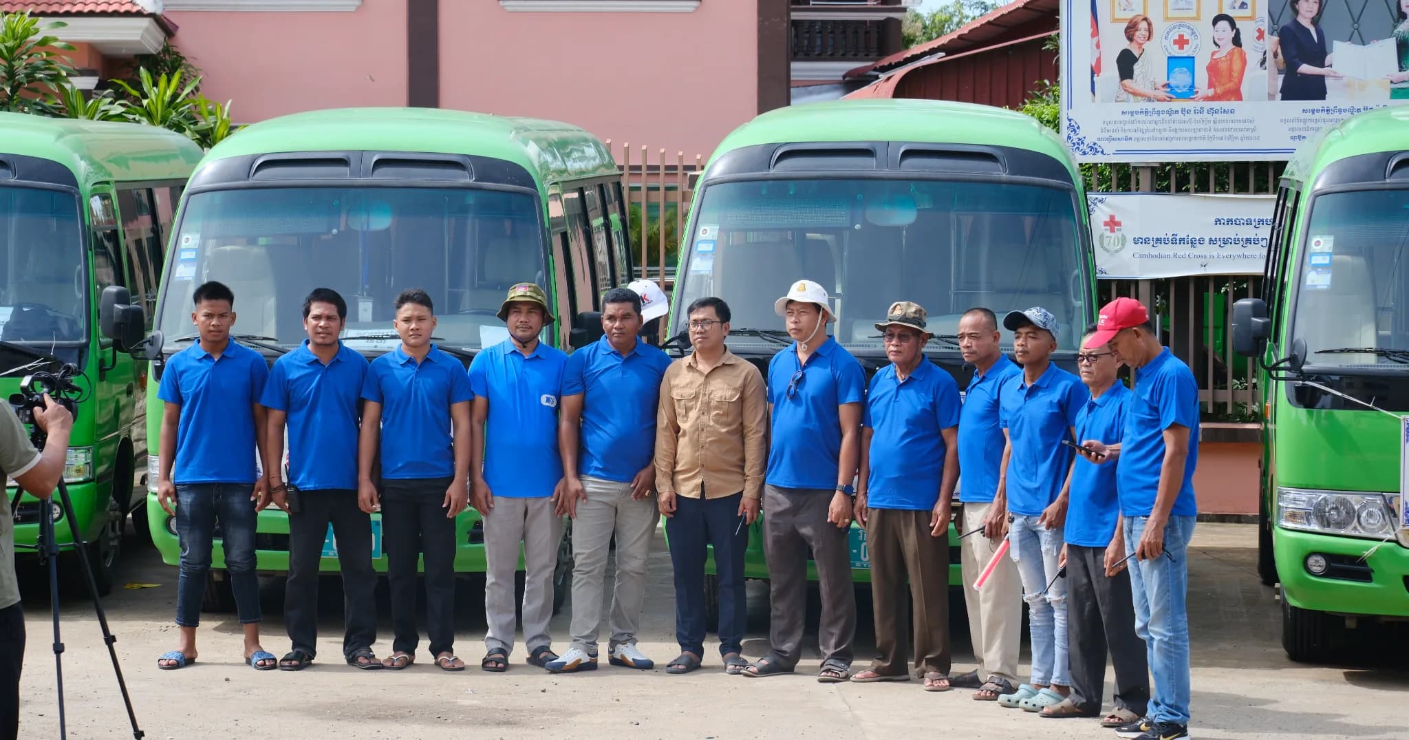 រដ្ឋបាលខេត្តស្វាយរៀង រៀបចំរថយន្តក្រុង ១២គ្រឿង ដឹកជញ្ជូនប្រជាពលរដ្ឋដោយឥតគិតថ្លៃ ក្នុងឱកាសបុណ្យភ្ជុំបិណ្ឌ