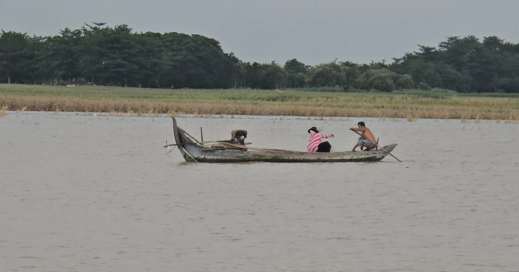 ប្រជាពលរដ្ឋក្នុងភូមិសាស្ត្រមួយចំនួនប្រើមធ្យោបាយទូកដ ឫសាឡាងដើម្បីធ្វើដំណើរ ខណៈទឹកទន្លេមេគង្គខេត្តកំពង់ចាមបន្តហក់ឡើង