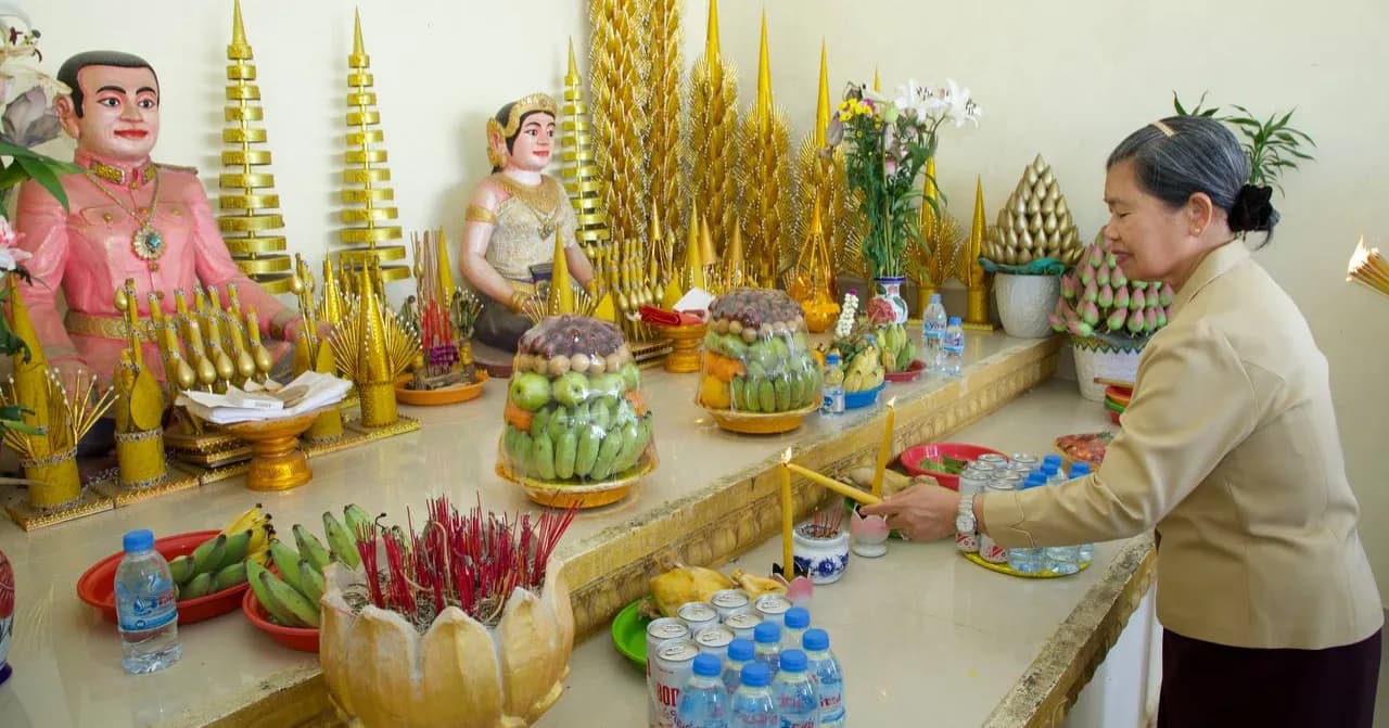សម្តេច ម៉ែន សំអន អញ្ជើញអុជធូបបួងសួងនៅទីសក្ការៈសក្តិសិទ្ធិ ក្នុងខេត្តស្វាយរៀង មុនពិធីក្រុងពាលីសាងសង់រូបសំណាក់ «មេទ័ពសំរិទ្ធ» ដែលនឹងប្រព្រឹត្តនៅថ្ងៃស្អែក