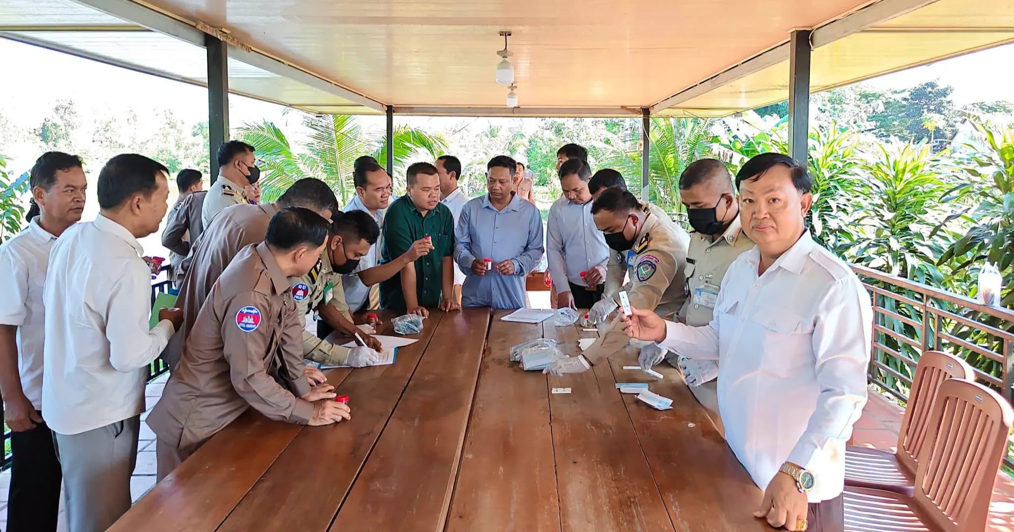 មន្ត្រីរាជការ និងមន្ត្រីរដ្ឋបាលស្រុកព្រៃនប់ ឆ្លងកាត់ការត្រួតពិនិត្យសារធាតុញៀន ដើម្បីពង្រឹងវិន័យ និងលើកកម្ពស់ភាពស្អាតស្អំក្នុងស្ថាប័ន