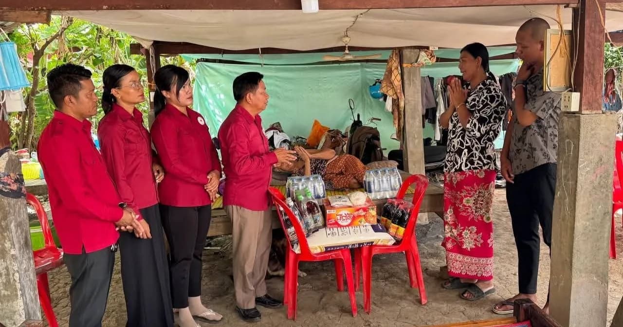 អនុសាខាកាកបាទក្រហមកម្ពុជាស្រុកឯកភ្នំ ចុះសួរសុខទុក្ខ និងនាំយកអំណោយមនុស្សធម៌ជូនគ្រួសារវីរៈកងទ័ពការពារព្រំដែនទិសភ្នំដងរ៉ែក