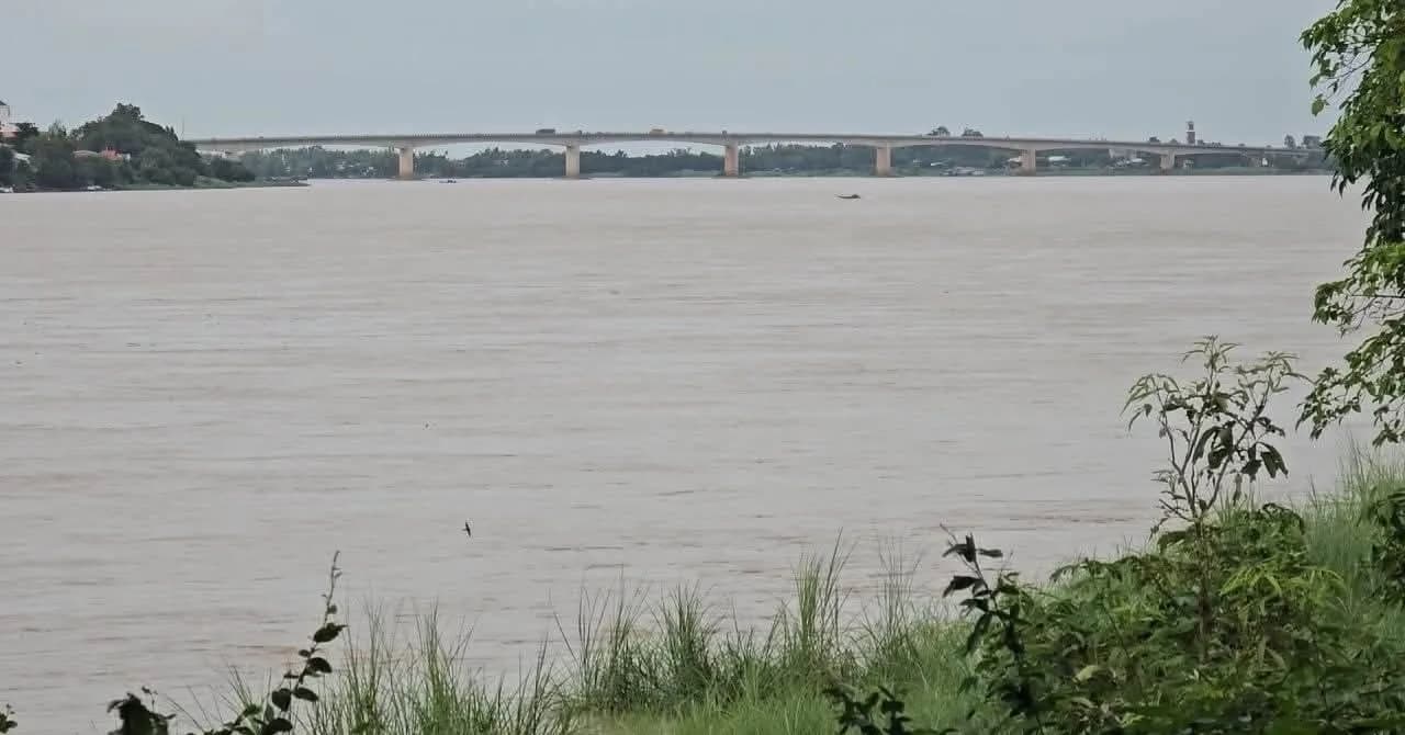 ទឹកទន្លេមេគង្គខេត្តកំពង់ចាមនៅតែបន្តហក់ឡើងអស់ជាច្រើនថ្ងៃជាប់ៗគ្នាដល់កម្ពស់ជាង១២ម៉ែត្រ ខណៈចំណុចប្រកាសប្រុសប្រយ័ត្ន១៥,២០ម៉ែត្រ
