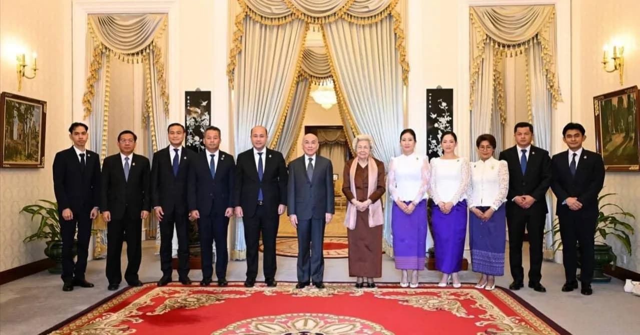 ព្រះករុណា ព្រះមហាក្សត្រ និង សម្តេចព្រះមហាក្សត្រី ព្រះវររាជមាតាជាតិខ្មែរ ព្រះអង្គសព្វព្រះរាជហឫទ័យប្រោសព្រះរាជទាន ឯកឧត្តម ហ៊ុន ម៉ានី ប្រធានសហភាពសហព័ន្ធយុវជនកម្ពុជា និងក្រុមការងារ ចូលក្រាបថ្វាយបង្គំគាល់