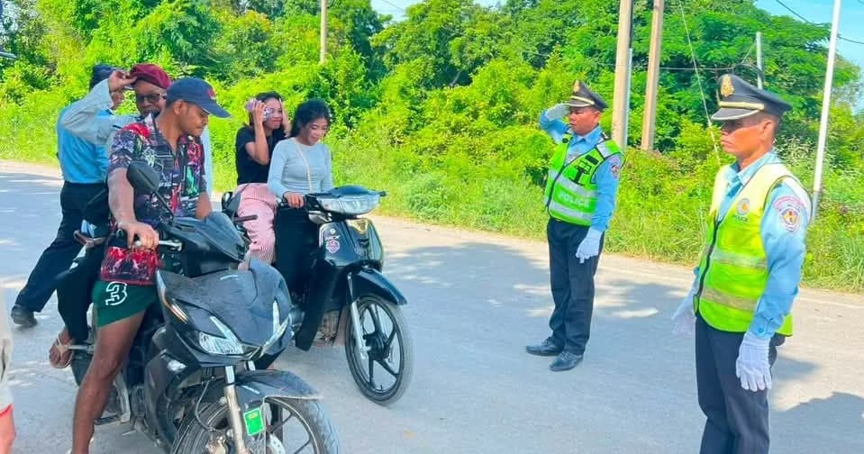 នគរបាលស្រុកសង្កែ ចុះអប់រំផ្សព្វផ្សាយច្បាប់ចរាចរណ៍ ដើម្បីកាត់បន្ថយគ្រោះថ្នាក់ចរាចរណ៍