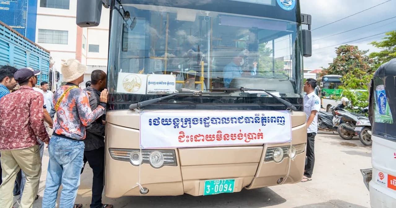 ទិដ្ឋភាពបងប្អូនប្រជាពលរដ្ឋធ្វើដំណើរតាមរយៈរថយន្តក្រុងដោយឥតគិតថ្លៃផ្តល់ដោយរាជរដ្ឋាភិបាលកម្ពុជា ពីរាជធានីភ្នំពេញ-បាត់ដំបង ពីបាត់ដំបង-ភ្នំពេញ ក្នុងឱកាសពិធីបុណ្យភ្ជុំបិណ្ឌ